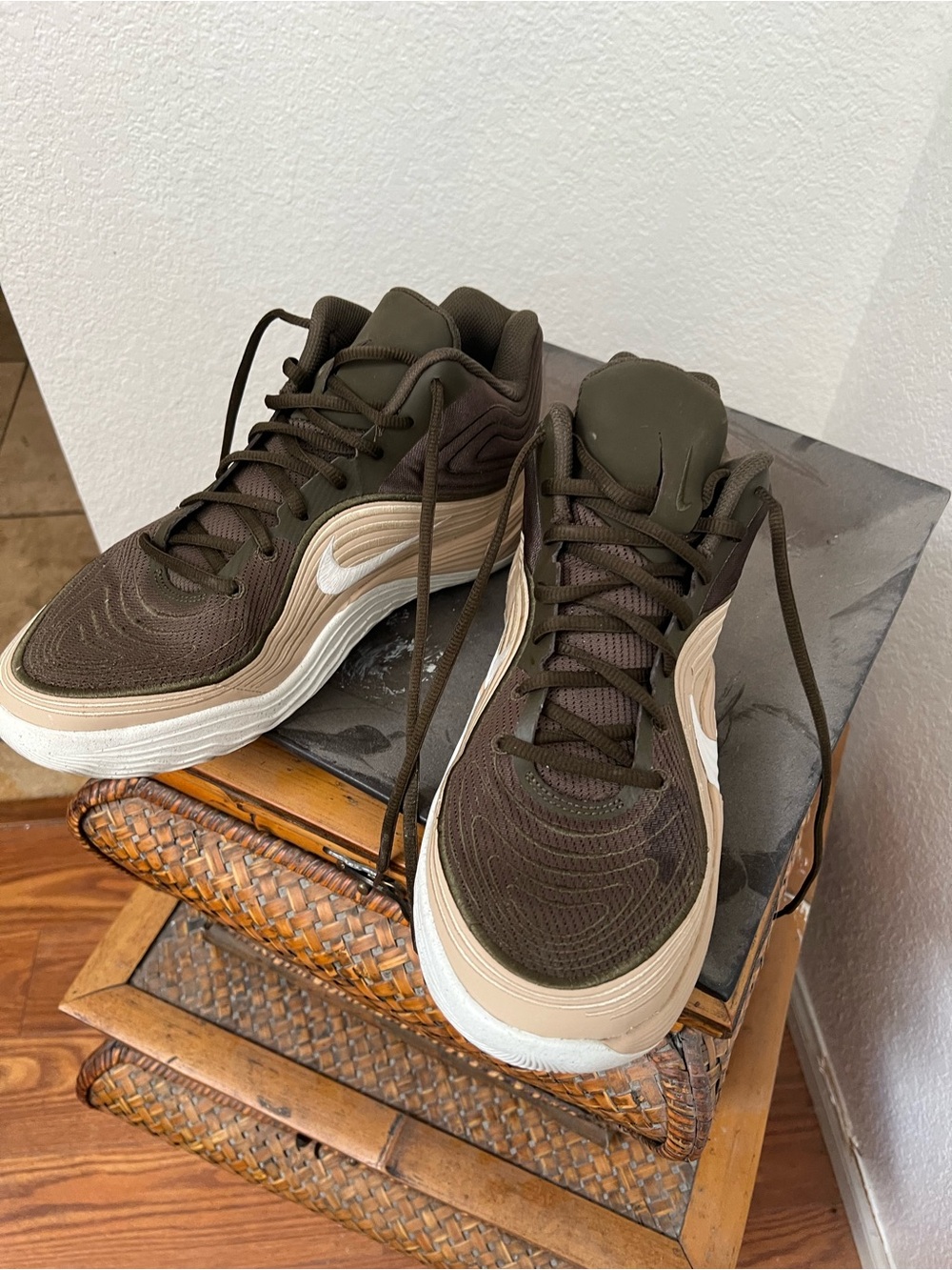 Nike Men's Olive Green and Cream Low-Top Sneakers